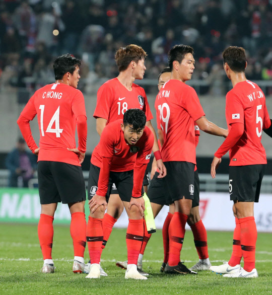 16일 오후 천안종합운동장에서 열린 축구대표팀 평가전 대한민국 대 파나마의 경기. 2대2 무승부로 경기를 끝낸 선수들이 서로 격려하고 있다.   연합뉴스